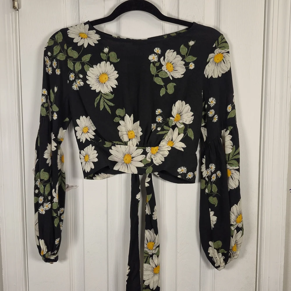 Forever 21 Daisy Floral Bell Sleeve Crop Top M Black Euro Summer Maximalist Boho